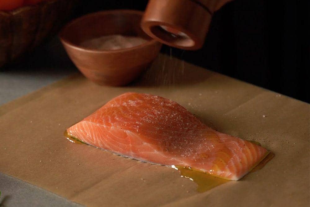 ilustrasi membumbui salmon dengan garam