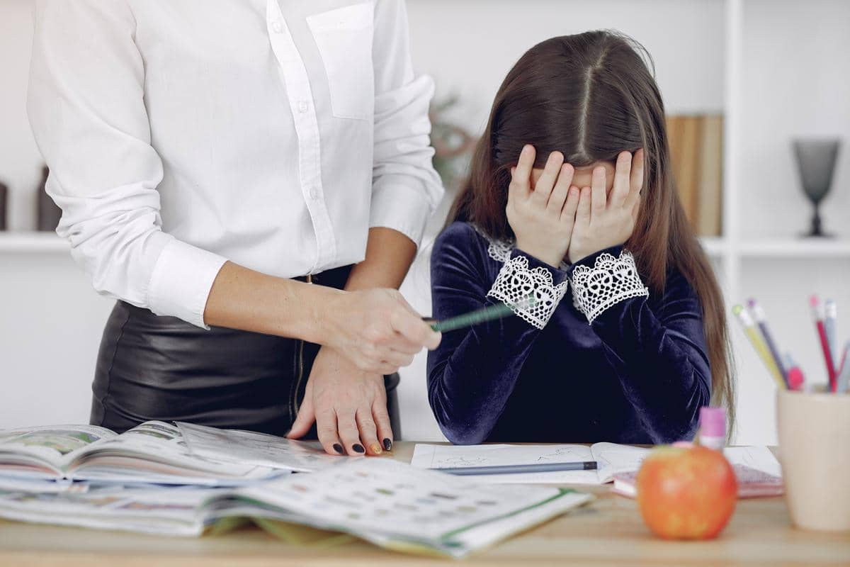 Murid yang kewalahan mengerjakan tugas