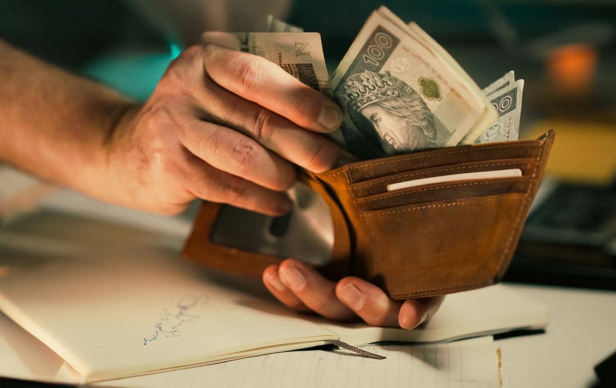memasukkan uang ke dalam dompet