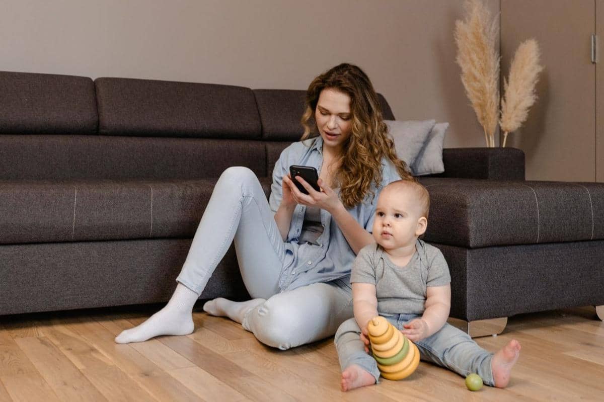 Merasa Minder Lihat Parenting di Instagram? Ini 5 Cara Tetap Waras