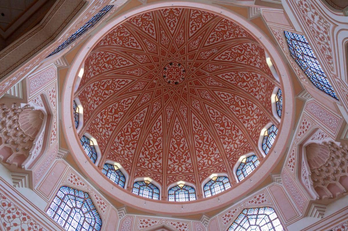 Bagian dalam kubah Masjid Putra di Putrajaya, Malaysia.