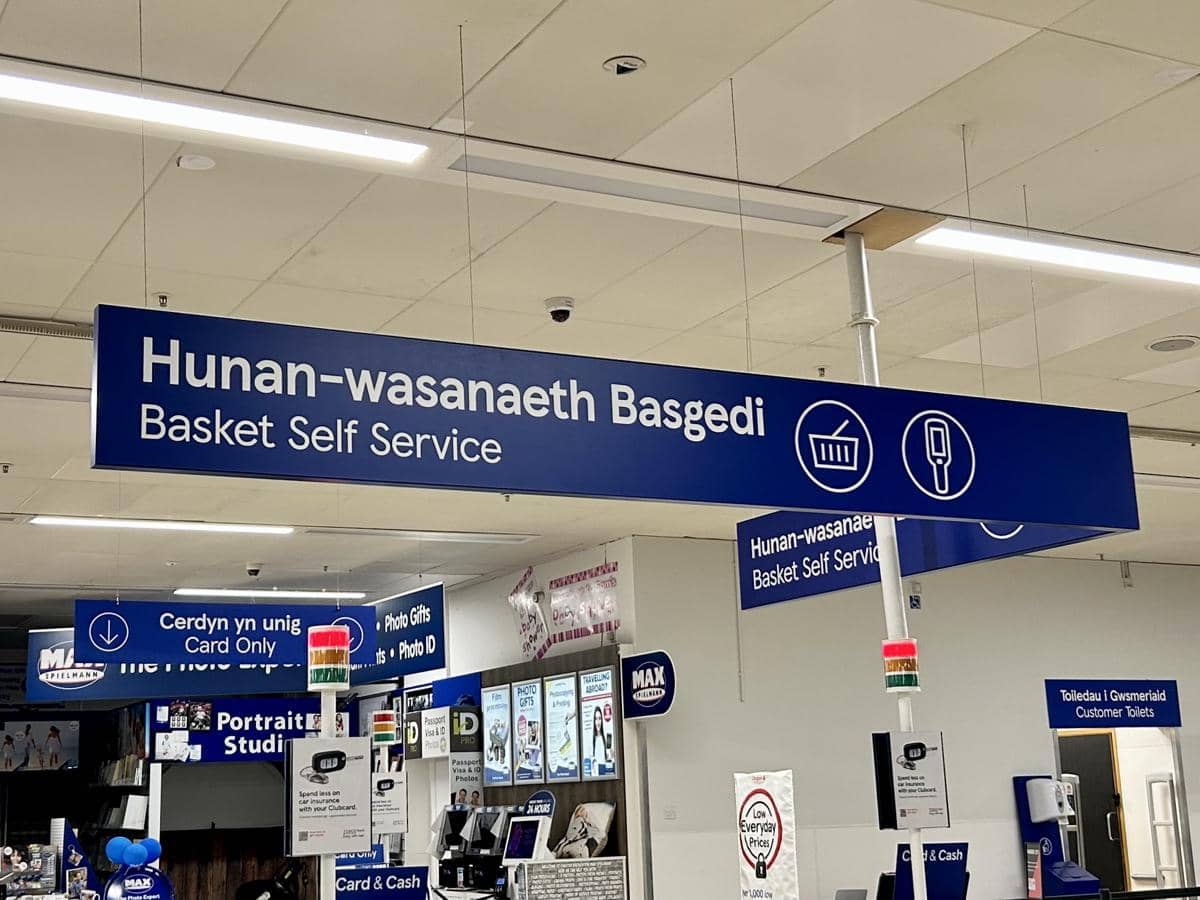papan petunjuk di Wales ditulis dalam bahasa Welsh dan Inggris