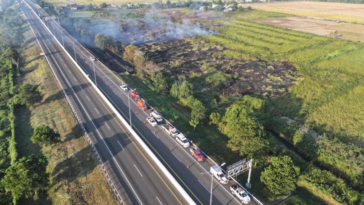 Kondisi Karhutla di Desa Muara Baru, asap sudah masuk ke area Tol Palindra.