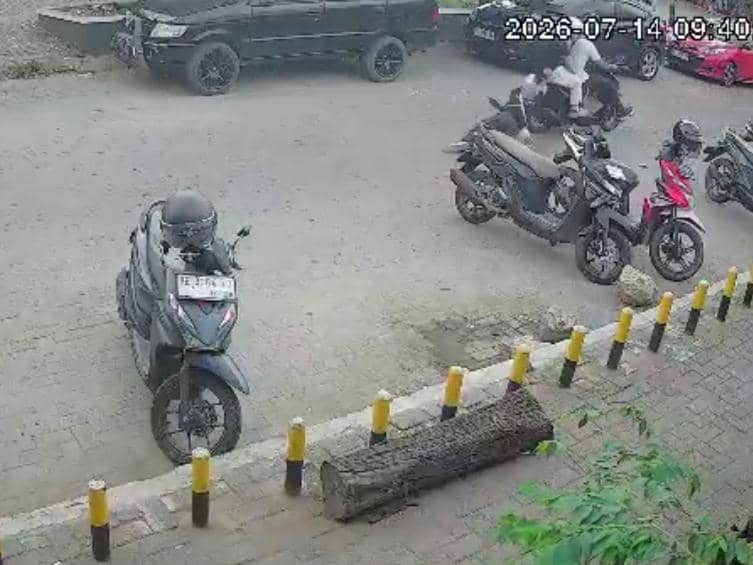 Tangkap layar CCTV peristiwa pencurian dialami korban Nurul Karomah atau Omah. (IDN Times/Istimewa). 