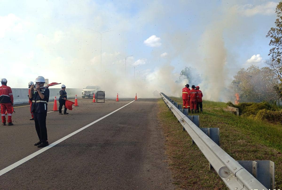 Kondisi Karhutla di Desa Muara Baru, asap sudah masuk ke area Tol Palindra.