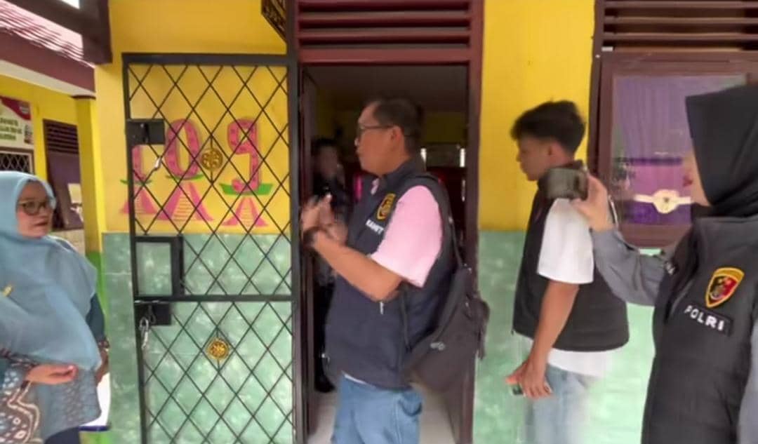 Penyidik dari Polres Lubuk Linggau saat mendatangi SDN 8 untuk meminta keterangan kepsek dan terlapor.
