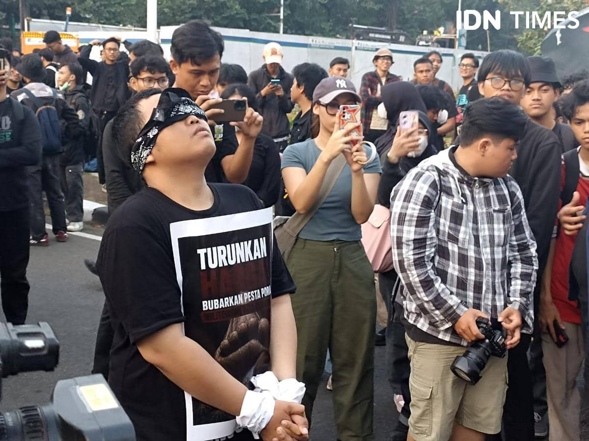 Mahasiswa Gelar Teatrikal Pembungkaman saat Demo di Patung Kuda