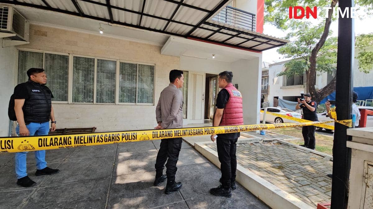 Petugas kepolisian berdiri di depan rumah mewah di kawasan PIK yang dipasangi garis polisi dalam penyelidikan kasus pabrik vape etomidate.