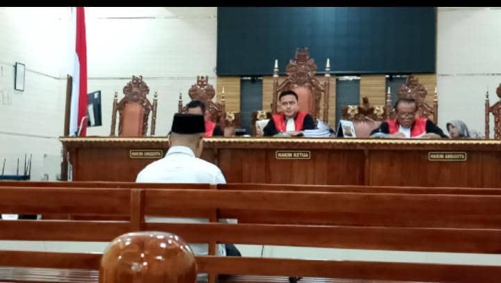 Ketua Bawaslu Kabupaten Mesuji, Deden Cahyono, terdakwa korupsi pengelolaan dana hibah APBD tahun anggaran 2023–2024 menjalani sidang vonis di Pengadilan Tipikor pada PN Tanjungkarang. (IDN Times/Istimewa). 