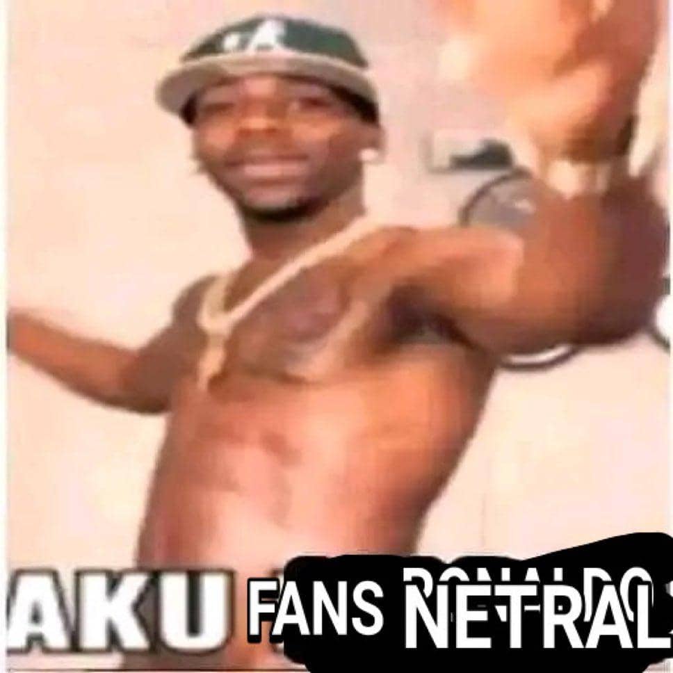 Meme pria bertelanjang dada mengenakan topi dan rantai emas dengan tulisan lucu tentang fans netral Piala Dunia 2026.
