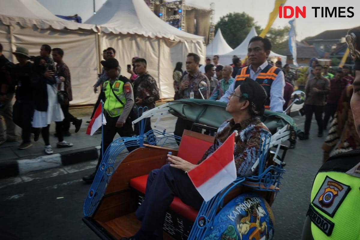 Menteri Keuangan RI, Purbaya Yudhi Sadewa dan Gubernur DIY, Sri Sultan HB X resmi luncurkan becak kayuh listrik pariwisata (bekalista) di Kota Yogyakarta pada Kamis (17/7/2026). (IDN Times / Tunggul Damarjati)