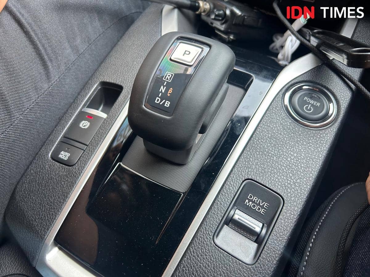 Tuas transmisi dan tombol drive mode pada konsol tengah mobil New Xforce dengan tombol power dan fitur auto hold di sekitarnya.