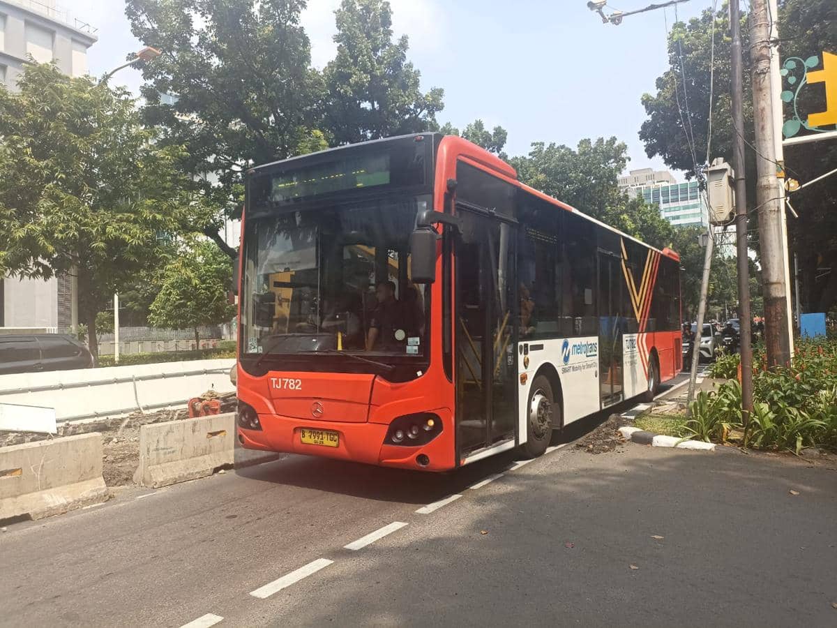Pekerjaan jalan di Jalan Kebon Sirih, Jumat (17/7/2026).