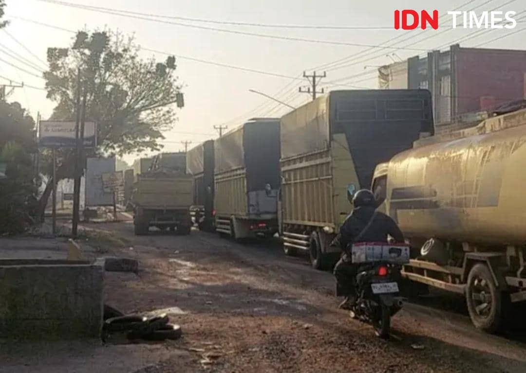 Arus lalu lintas di KM 17 Jalintim Palembang-Betung yang padat saat perbaikan jalan.
