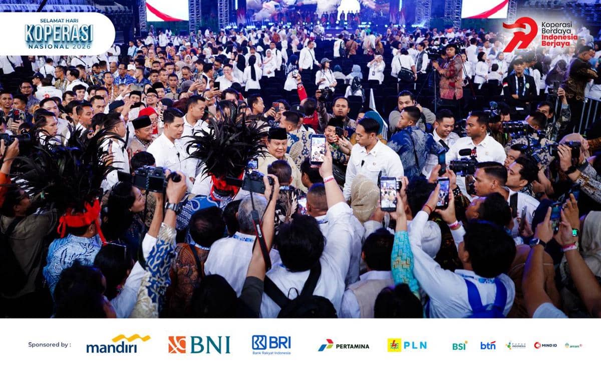 Kerumunan peserta menghadiri perayaan Hari Koperasi Nasional ke-79 yang diselenggarakan Dekopin di Indonesia Arena dengan suasana meriah.