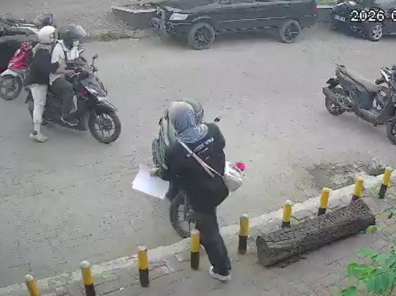 Tangkap layar CCTV peristiwa pencurian dialami korban Nurul Karomah atau Omah. (IDN Times/Istimewa). 