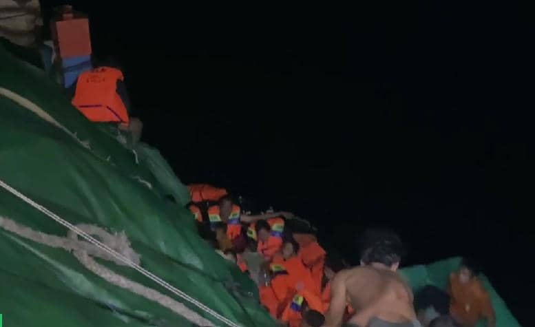 Dramatis! Detik-Detik Evakuasi Penumpang KM Nurul Salsa di Selayar