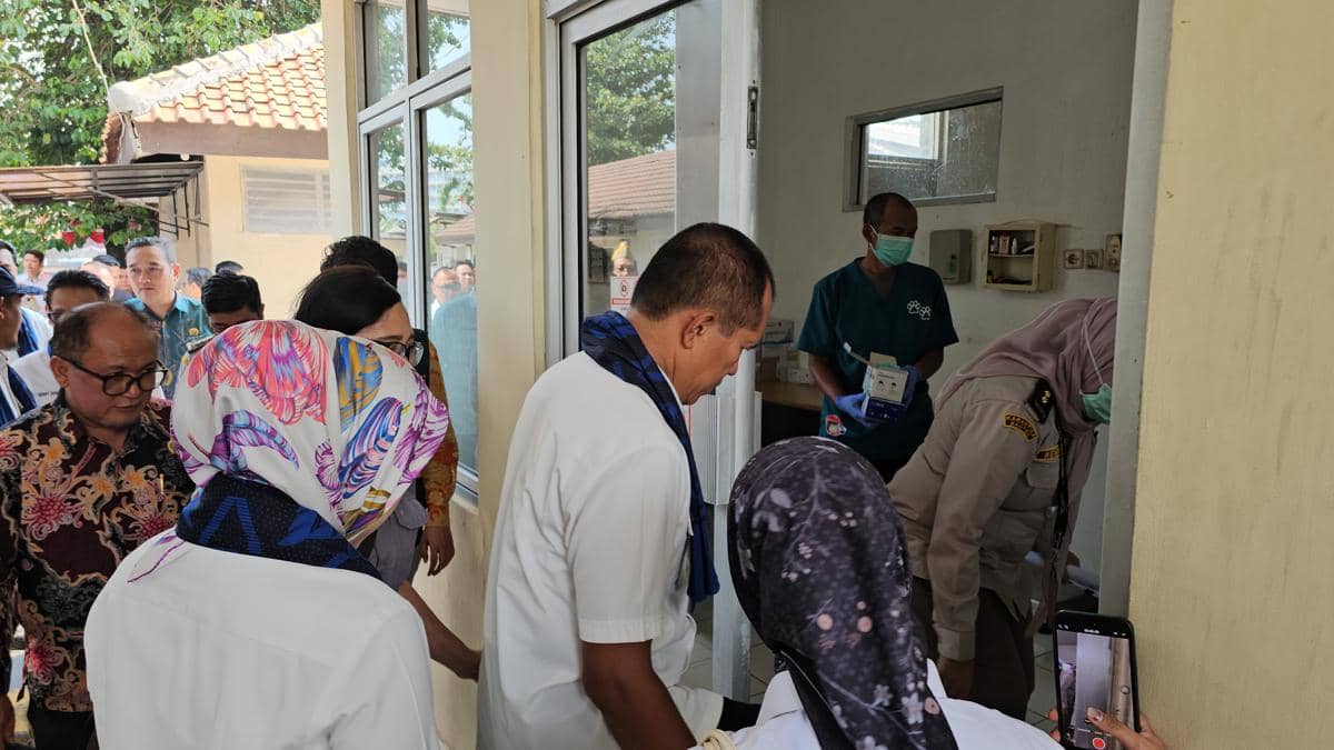 Anggota Komisi IV DPR RI meninjau fasilitas Satuan Layanan Karantina Soekarno-Hatta bersama petugas yang mengenakan seragam dan masker.