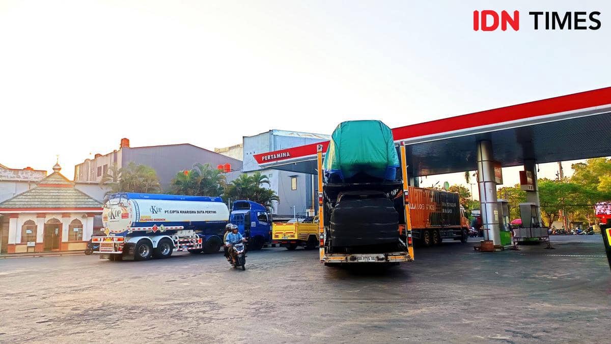 Truk dan bus mengantre untuk mengisi bahan bakar di SPBU Pertamina Pintu 1 Universitas Hasanuddin, Makassar pada sore hari.