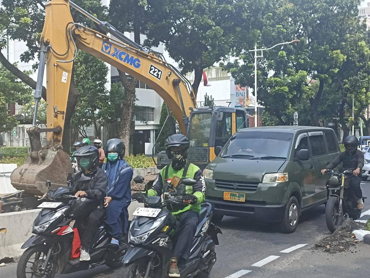 Pekerjaan jalan di Jalan Kebon Sirih, Jumat (17/7/2026).