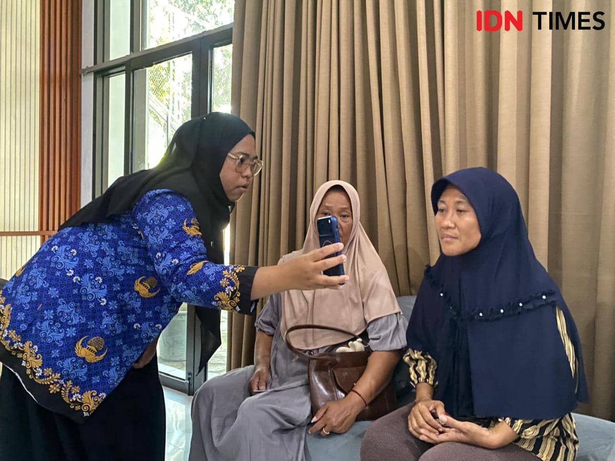Saat Nasib Bantuan Sosial Ditentukan dari Layar Ponsel