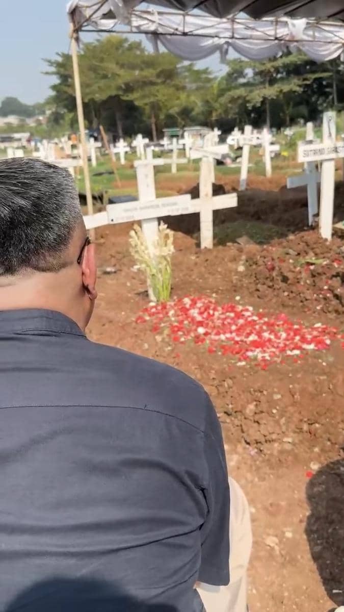 Potret Abdel Achrian kunjungi makam Temon (instagram.com/abdelachrian)