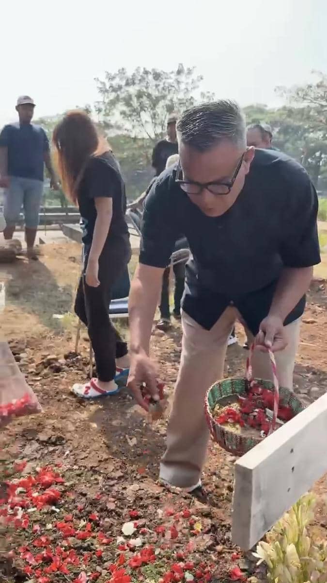 Potret Abdel Achrian kunjungi makam Temon (instagram.com/abdelachrian)