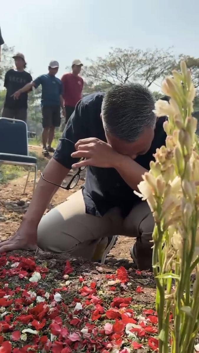 Potret Abdel Achrian kunjungi makam Temon (instagram.com/abdelachrian)