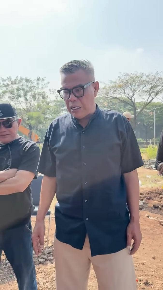 Potret Abdel Achrian kunjungi makam Temon (instagram.com/abdelachrian)
