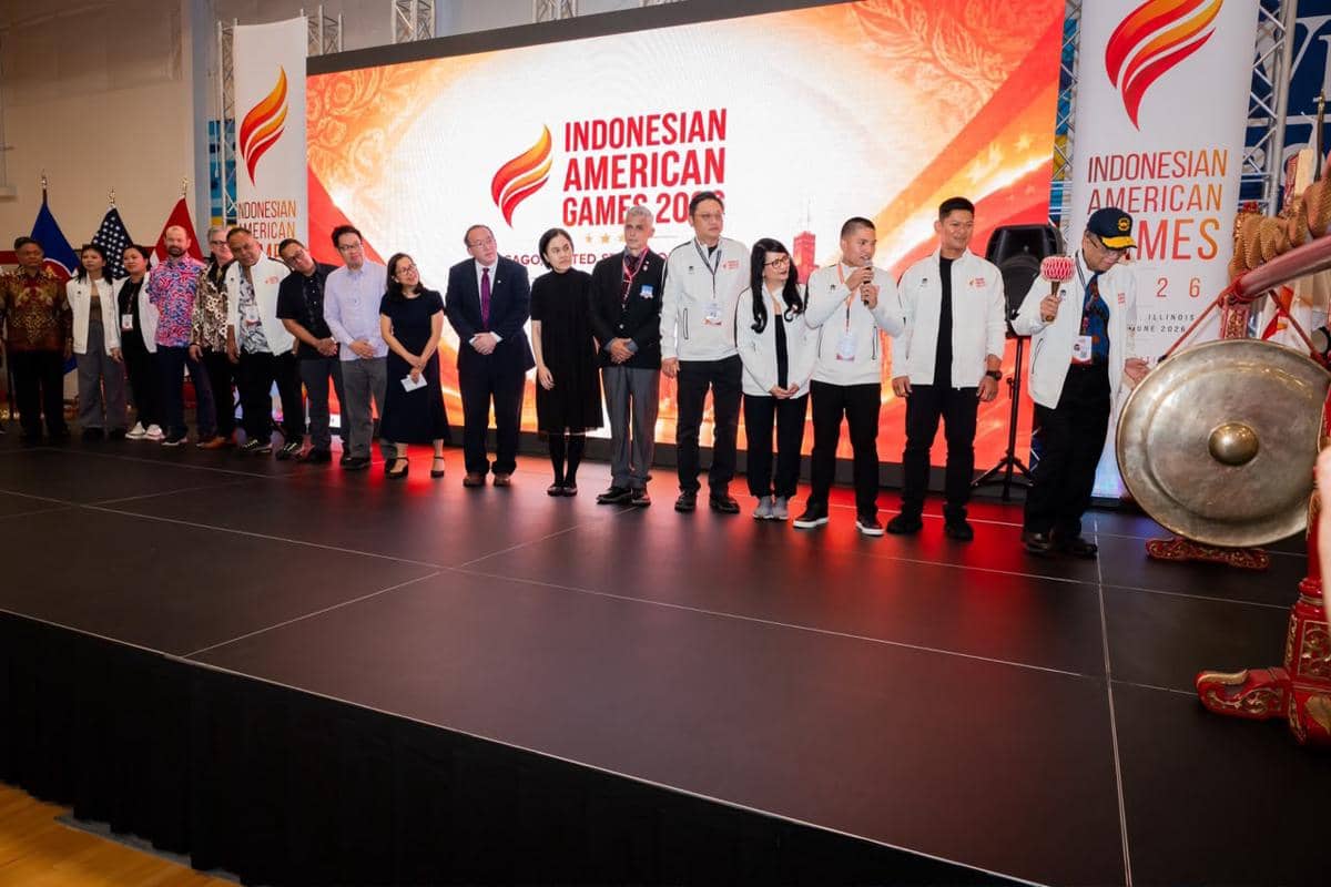 Sejumlah panitia dan peserta berdiri di atas panggung saat peluncuran Indonesian American Games 2026 dengan latar layar besar berlogo acara.
