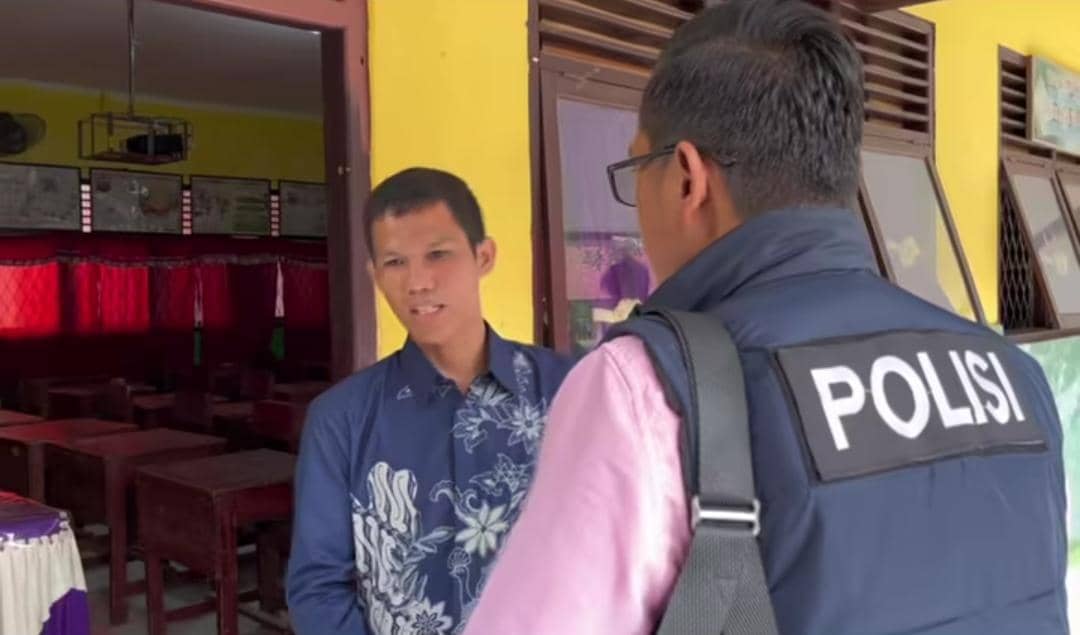 Penyidik dari Polres Lubuk Linggau saat mendatangi SDN 8 untuk meminta keterangan kepsek dan terlapor.