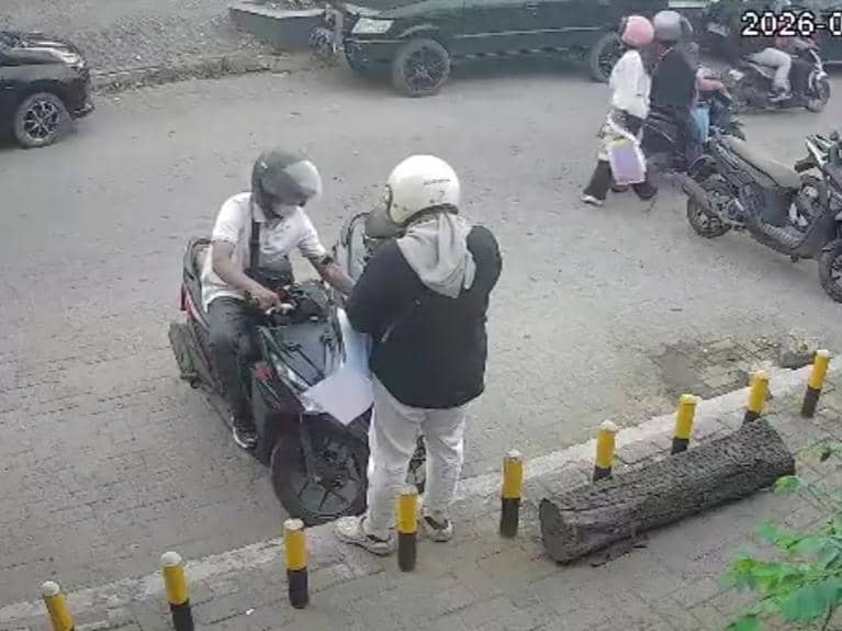 Tangkap layar CCTV peristiwa pencurian dialami korban Nurul Karomah atau Omah. (IDN Times/Istimewa). 