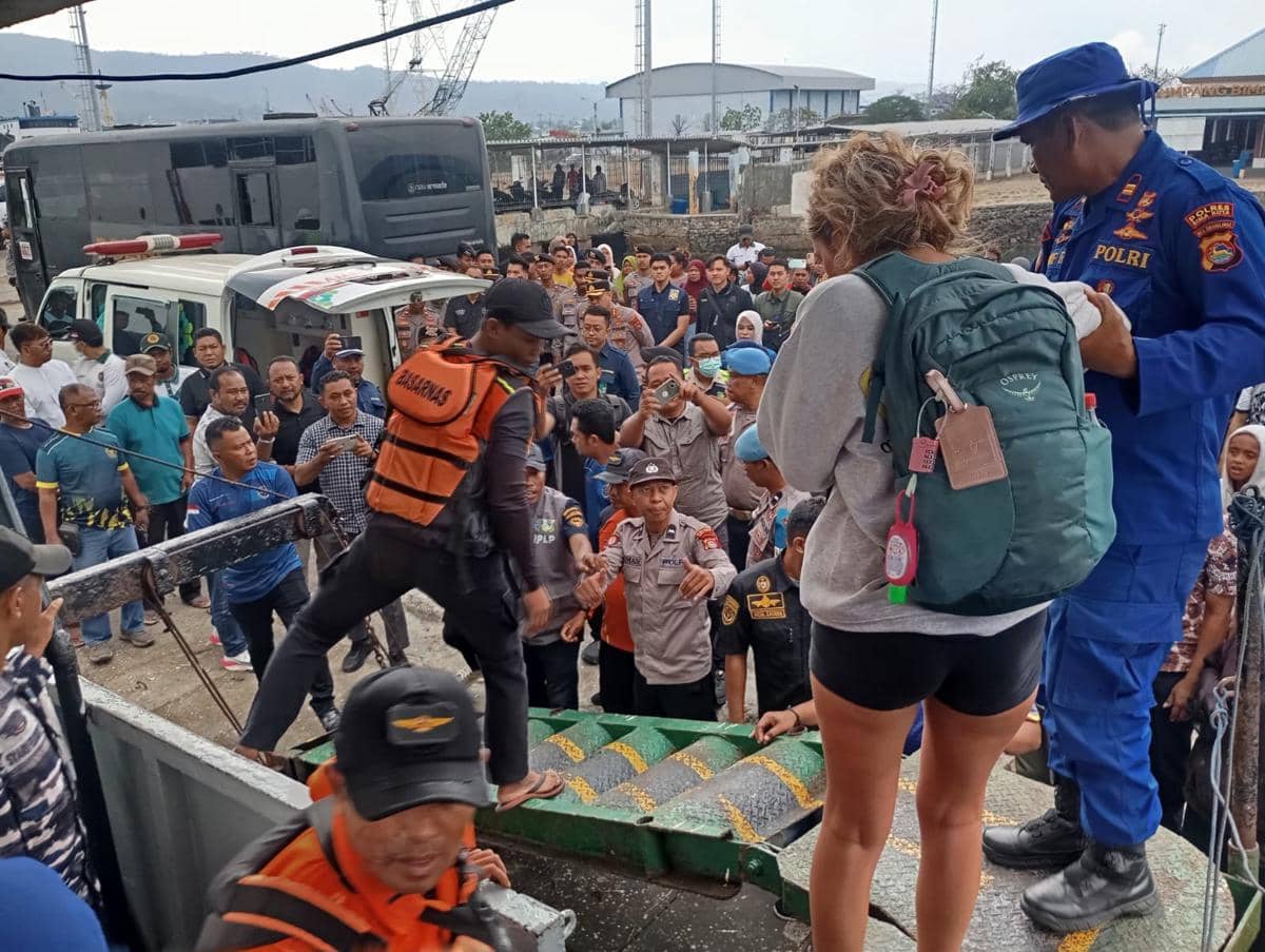 Kapal Wisata Mengangkut 37 Turis Asing Tenggelam di Bima