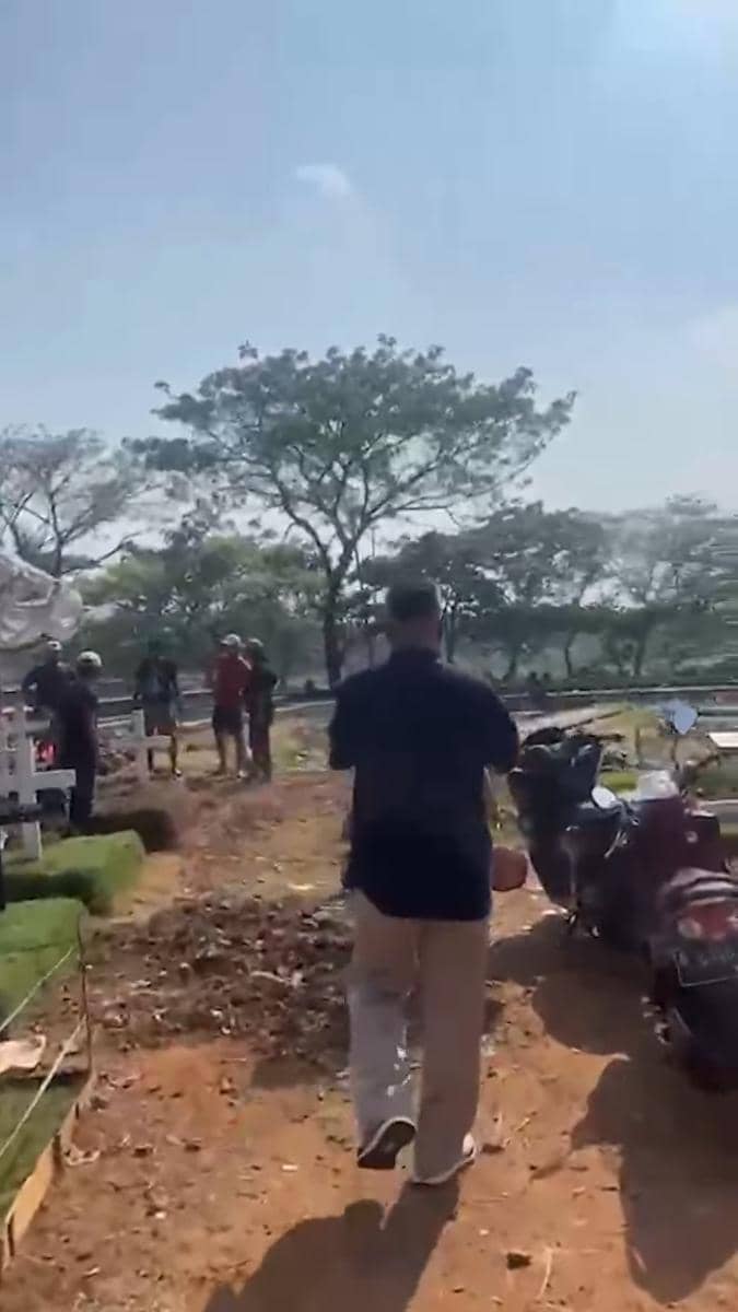 Potret Abdel Achrian kunjungi makam Temon (instagram.com/abdelachrian)