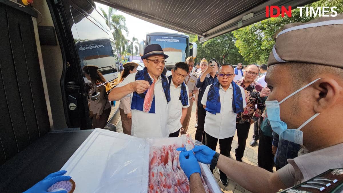 Anggota Komisi IV DPR RI meninjau produk ikan beku saat kunjungan ke Satuan Layanan Karantina Soekarno-Hatta bersama petugas karantina.