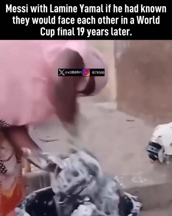 Meme lucu menggambarkan seseorang mencuci anak kecil dengan sabun, disertai teks tentang Lionel Messi dan Lamine Yamal di final Piala Dunia 2026.