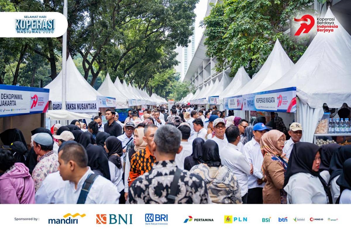 Keramaian pengunjung di area stan perayaan Hari Koperasi Nasional ke-79 yang digelar Dekopin di Indonesia Arena dengan deretan tenda putih.