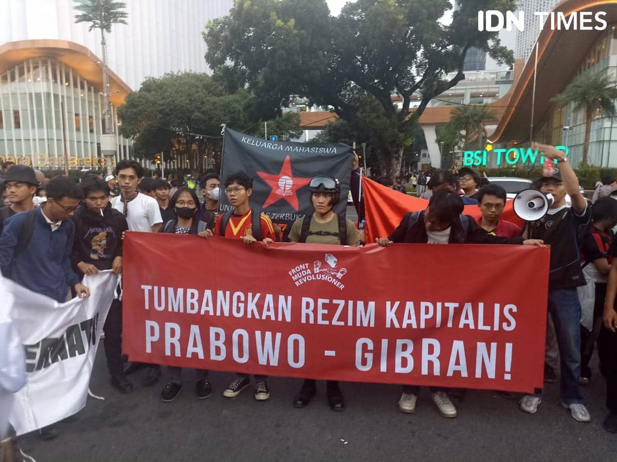 Mahasiswa Tutup Demo di Patung Kuda dengan Mosi Tidak Percaya Pemerintahan Prabowo