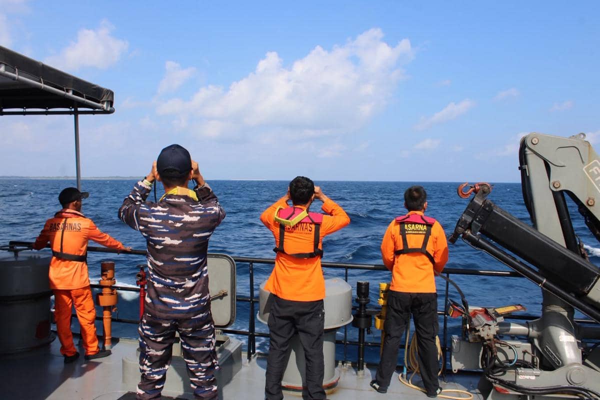 Petugas Basarnas dan aparat berseragam melakukan pencarian penumpang hilang di laut Selayar dari atas kapal pada cuaca cerah.