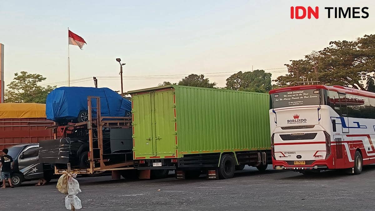 Antrean Truk Mengular di SPBU Makassar, Sopir Rela Bermalam Demi Solar