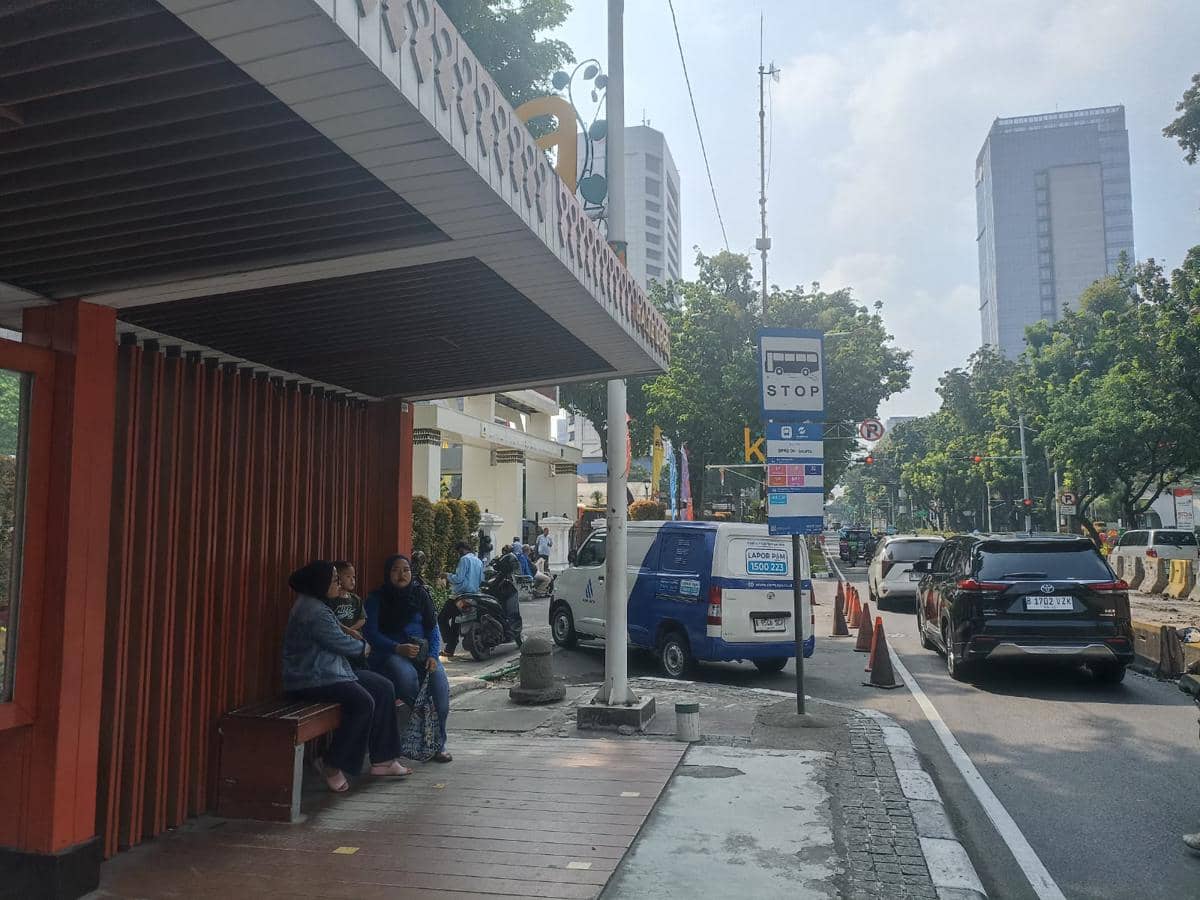 Pekerjaan jalan di Jalan Kebon Sirih, Jumat (17/7/2026).