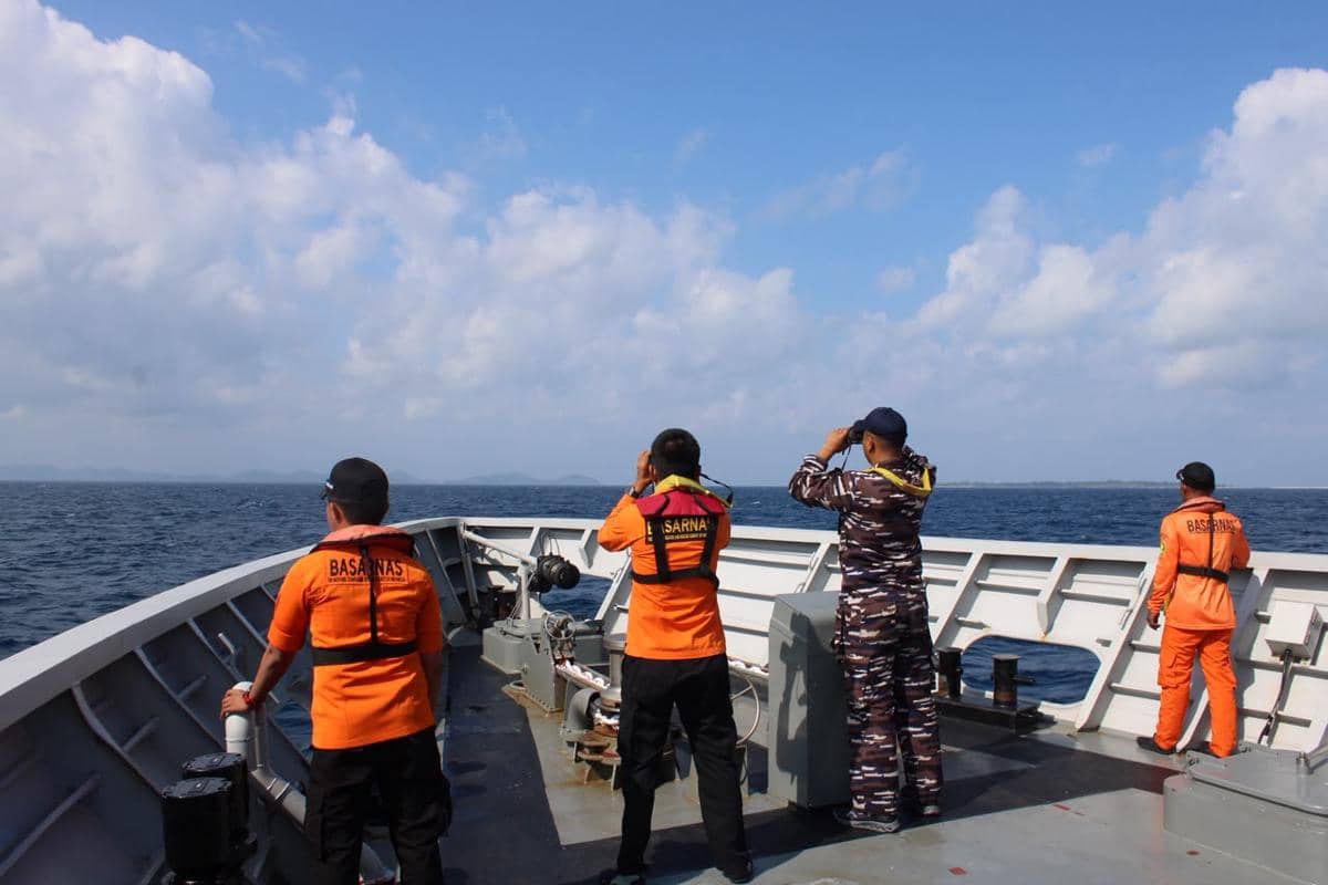Petugas Basarnas dan aparat gabungan melakukan pencarian penumpang kapal tenggelam di perairan Selayar dari atas kapal di laut lepas.