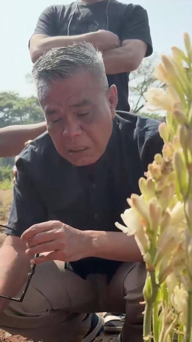 Potret Abdel Achrian kunjungi makam Temon (instagram.com/abdelachrian)