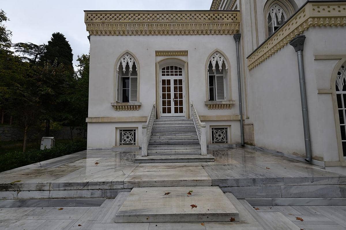 Bagian luar dari Masjid Yıldız Hamidiye.