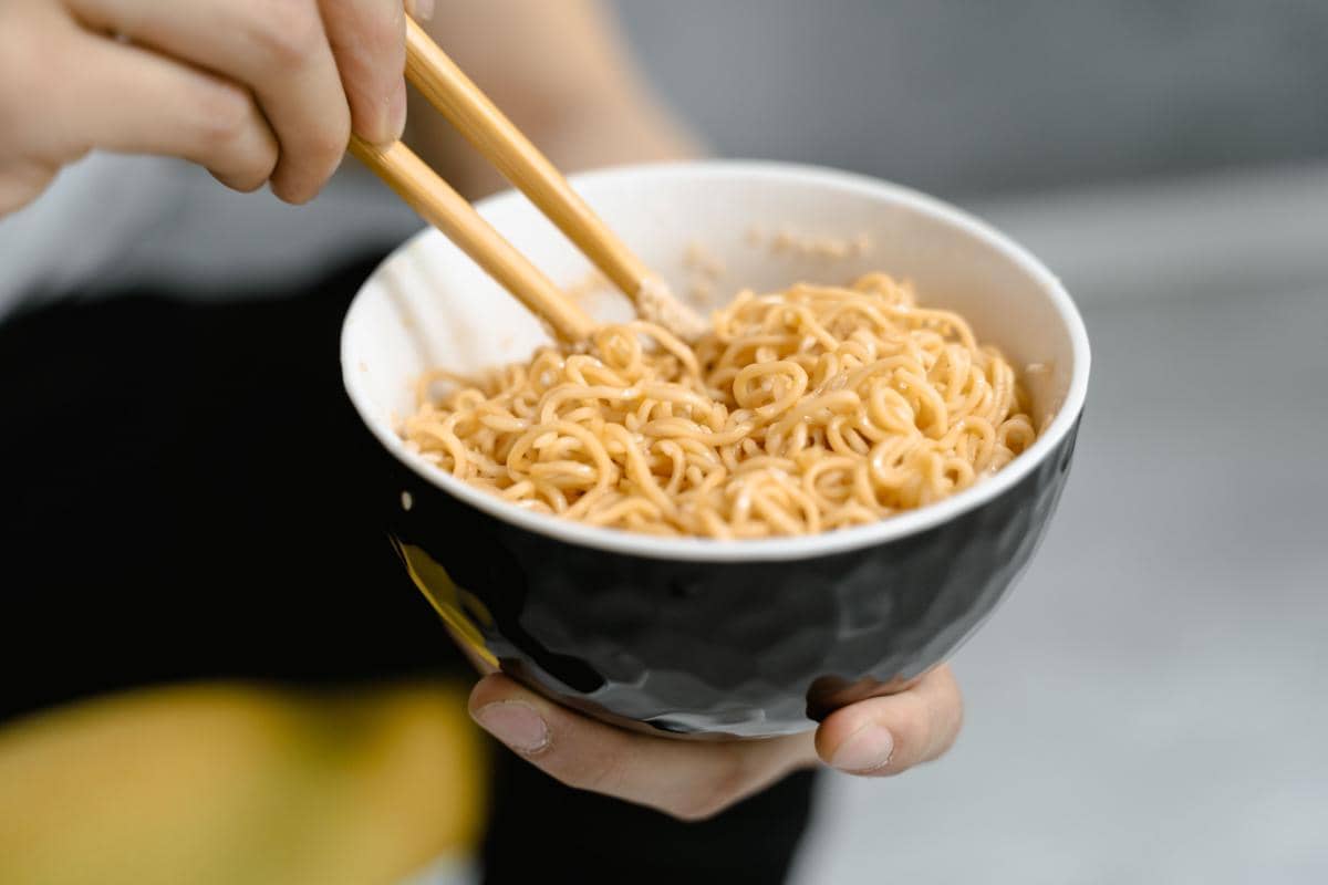 ilustrasi makan mie