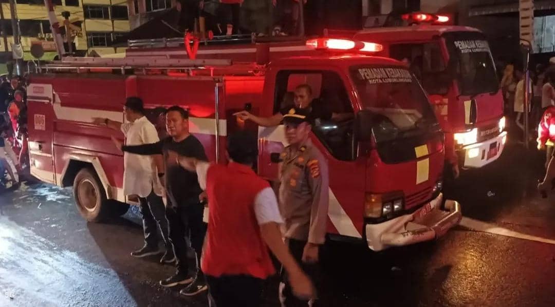 Petugas Damkar dan kepolisian berjibaku memadamkan api kebakaran di Jalan Maluku RT 4 Kecamatan Lubuk Linggau Timur II. 