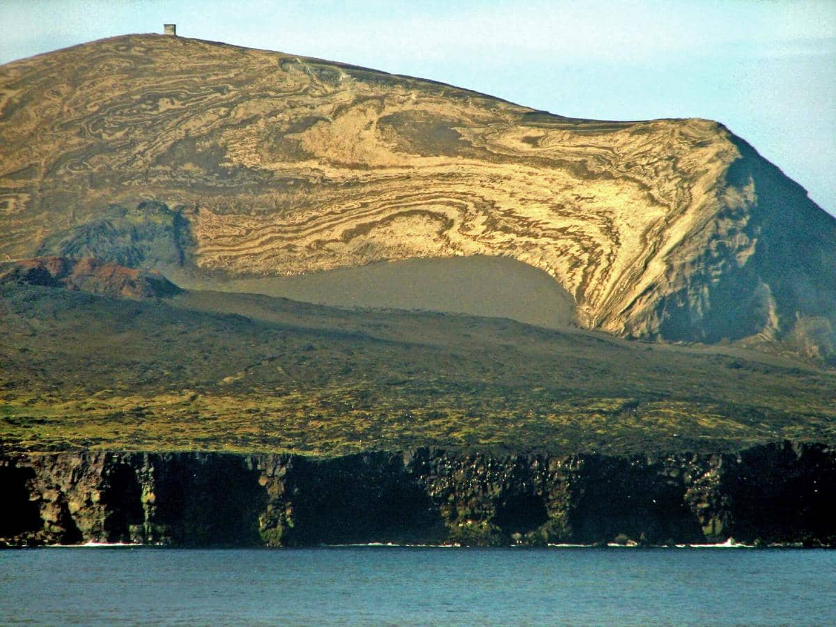 ilustrasi pulau surtsey