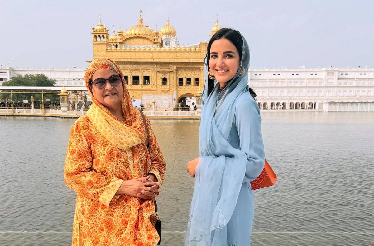 8 Momen Jasmin Bhasin Ziarah ke Kuil Emas Amritsar, Khidmat Bareng Ibu