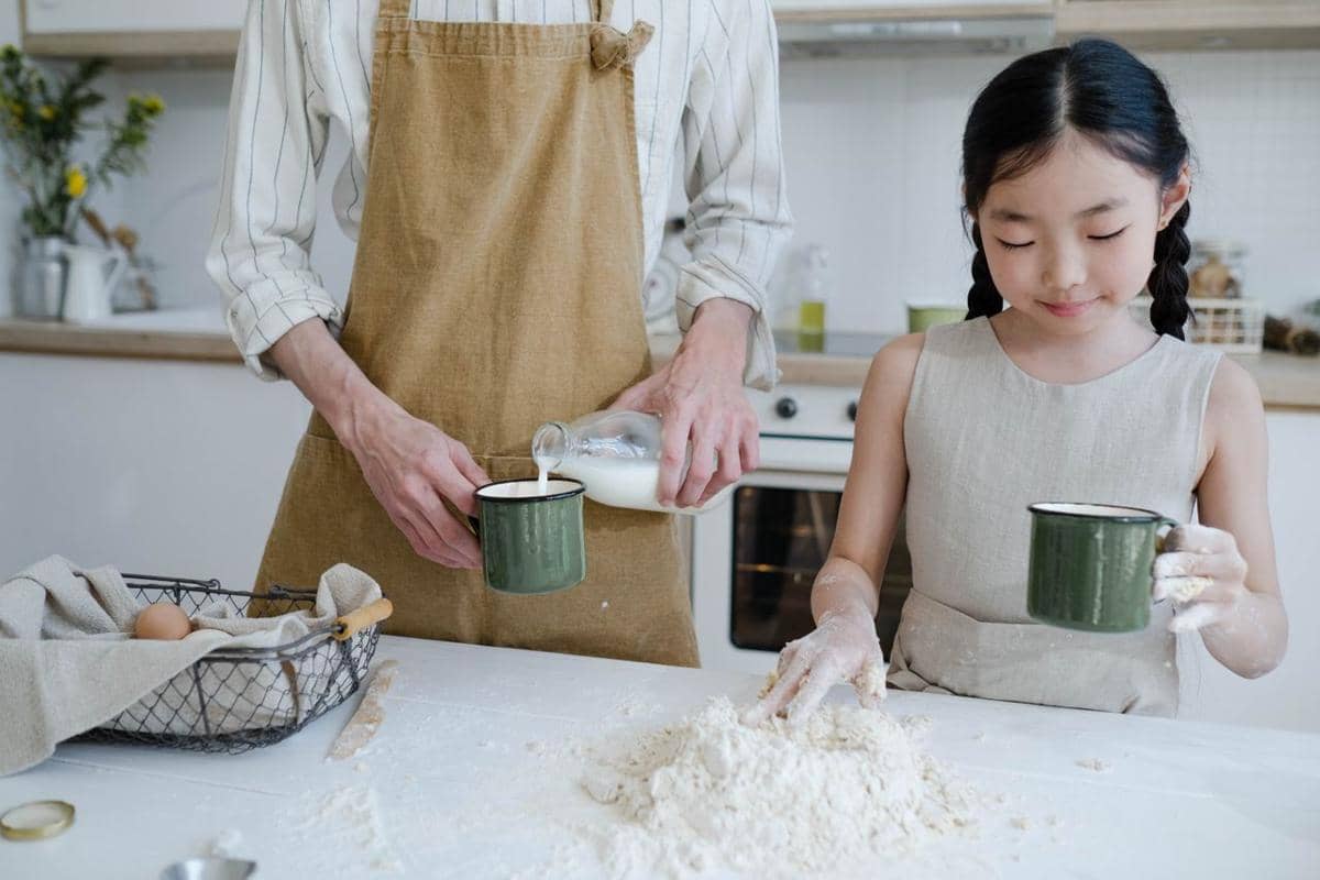 ilustrasi susu, bahan baking, masak bersama anak