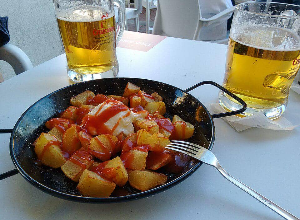 ilustrasi menu patatas bravas